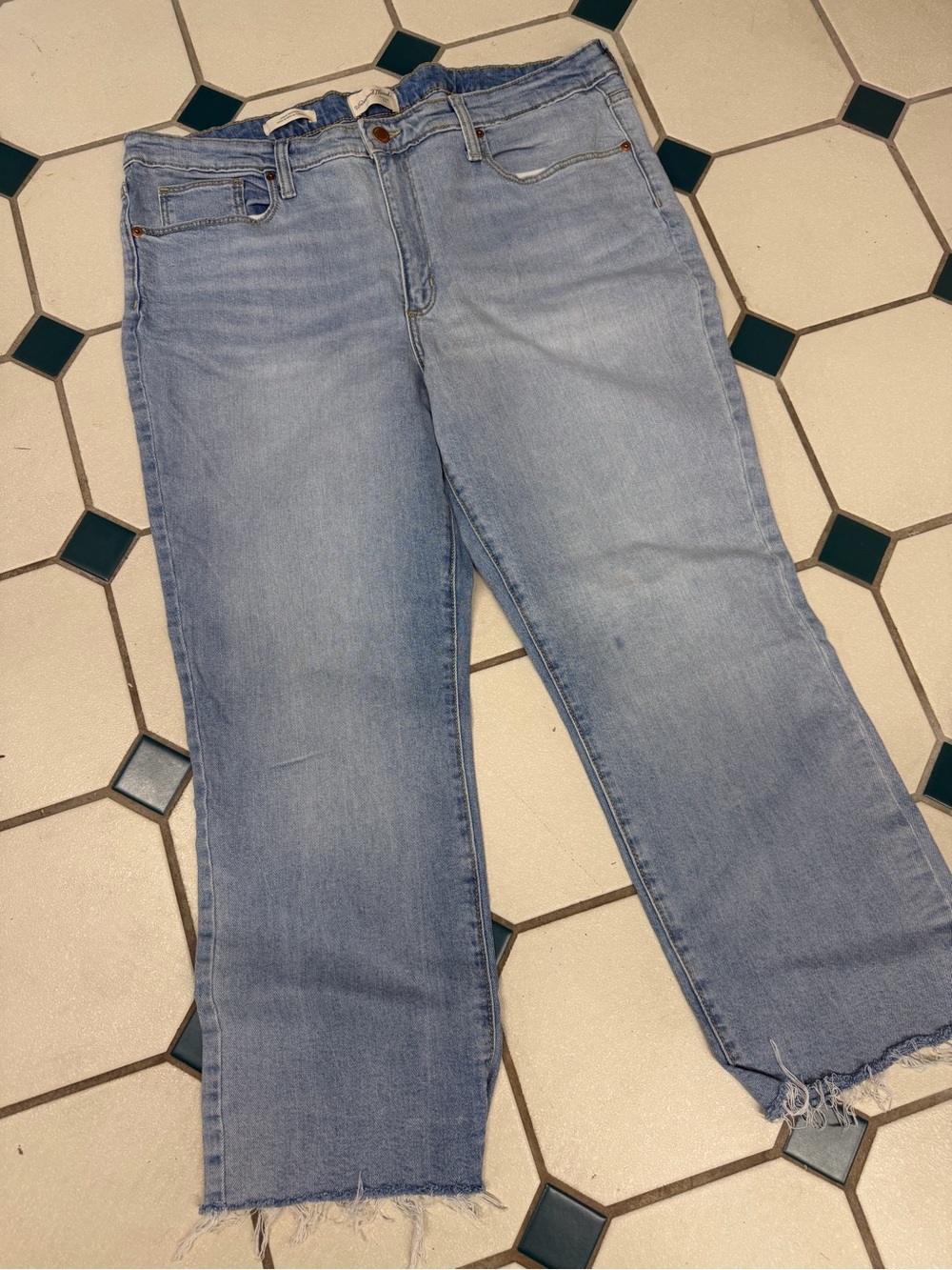 Universal Thread Light Wash Straight-Leg Women's Jeans